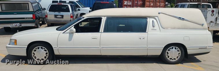 image for item MO9838 1997 Cadillac Krystal Koach  hearse