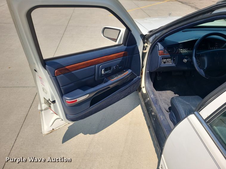 image for item MO9838 1997 Cadillac Krystal Koach  hearse