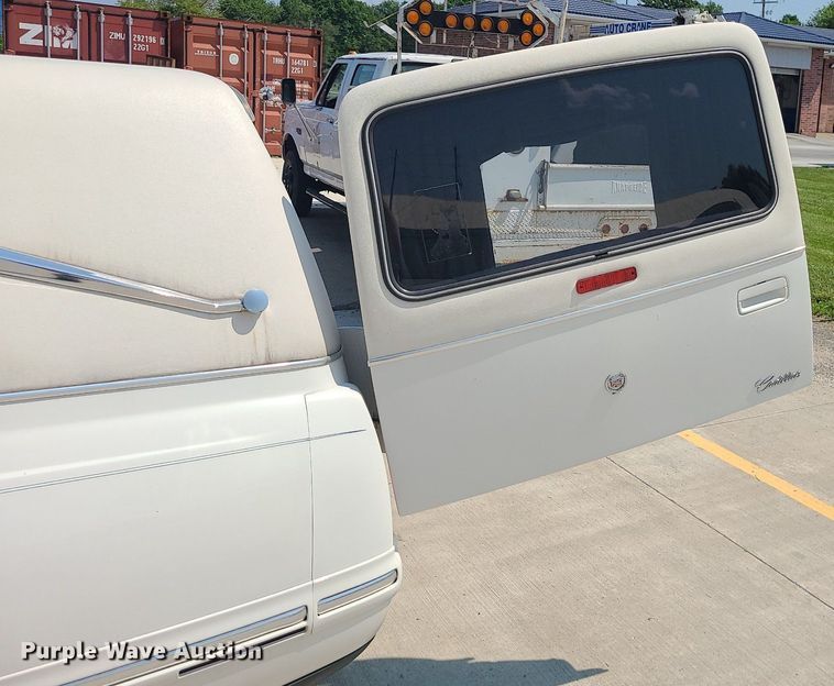 image for item MO9838 1997 Cadillac Krystal Koach  hearse