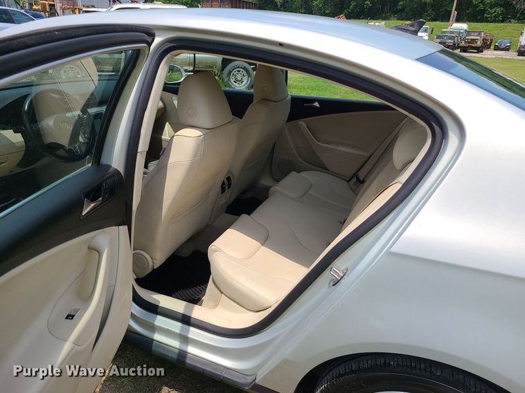 image for item MO9851 2010 Volkswagen Passat