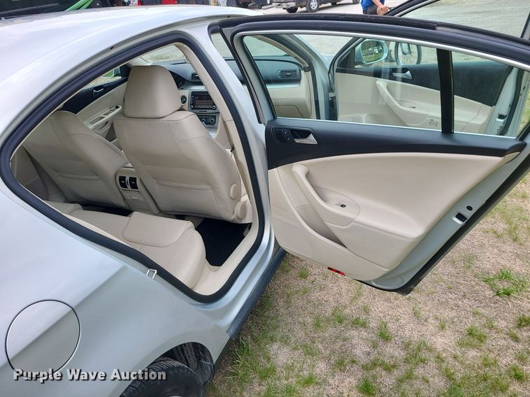 image for item MO9851 2010 Volkswagen Passat