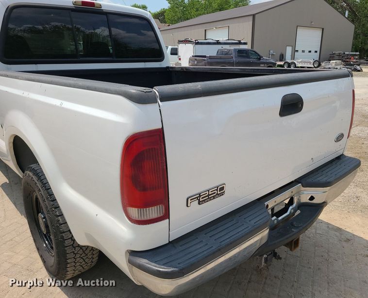 image for item MO9855 2002 Ford F250 Super Duty  Crew Cab pickup truck