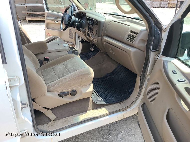 image for item MO9855 2002 Ford F250 Super Duty  Crew Cab pickup truck