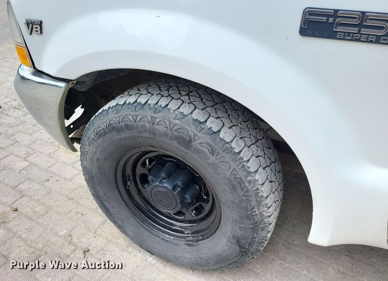 image for item MO9855 2002 Ford F250 Super Duty  Crew Cab pickup truck