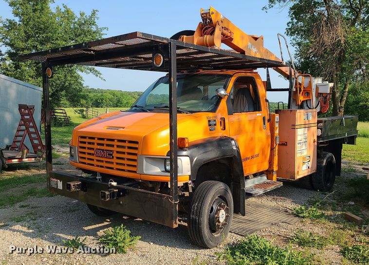 image for item MO9860 2006 GMC C5500  bucket truck