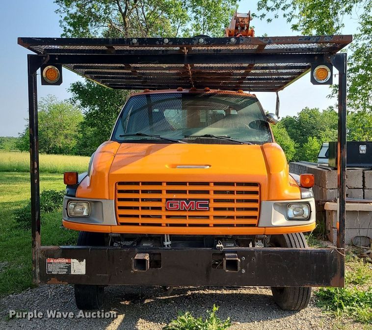 image for item MO9860 2006 GMC C5500  bucket truck