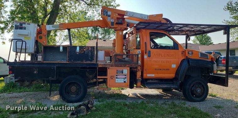 image for item MO9860 2006 GMC C5500  bucket truck