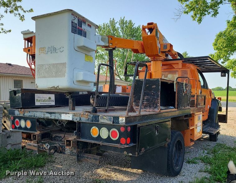 image for item MO9860 2006 GMC C5500  bucket truck