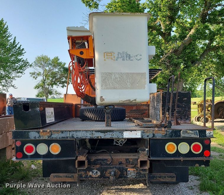 image for item MO9860 2006 GMC C5500  bucket truck