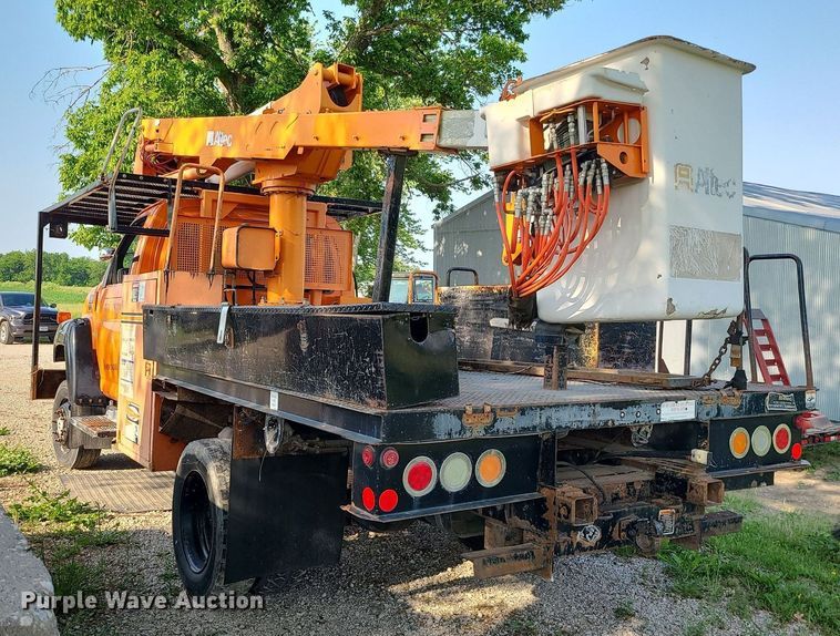 image for item MO9860 2006 GMC C5500  bucket truck