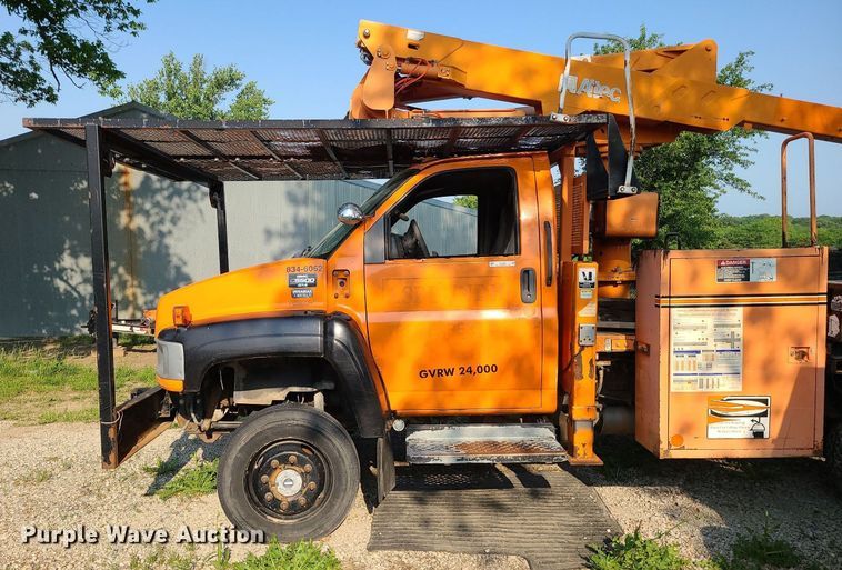 image for item MO9860 2006 GMC C5500  bucket truck
