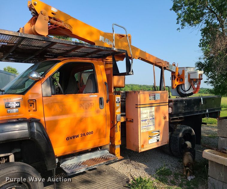 image for item MO9860 2006 GMC C5500  bucket truck