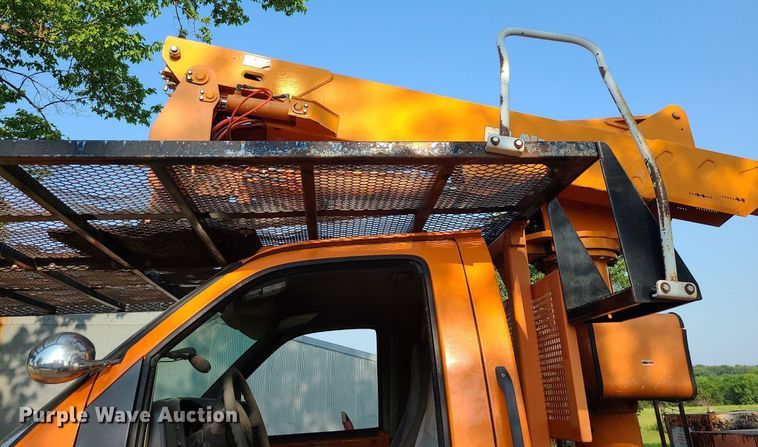 image for item MO9860 2006 GMC C5500  bucket truck