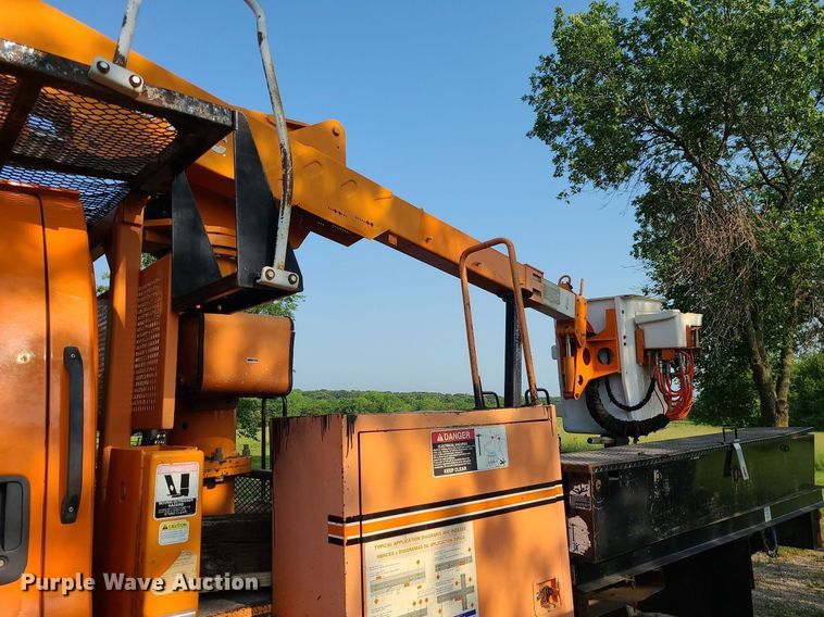 image for item MO9860 2006 GMC C5500  bucket truck