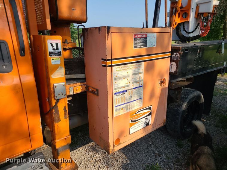 image for item MO9860 2006 GMC C5500  bucket truck