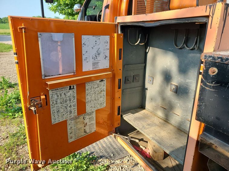 image for item MO9860 2006 GMC C5500  bucket truck