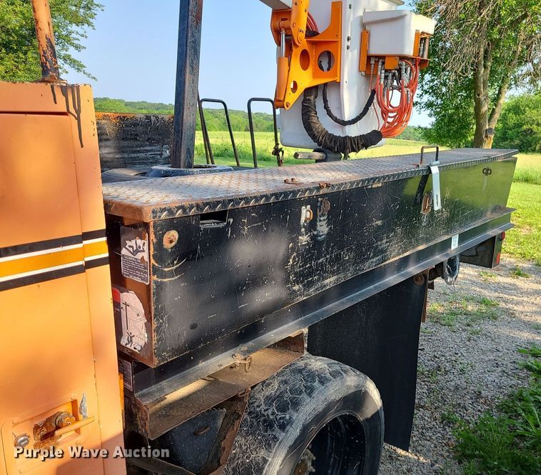 image for item MO9860 2006 GMC C5500  bucket truck