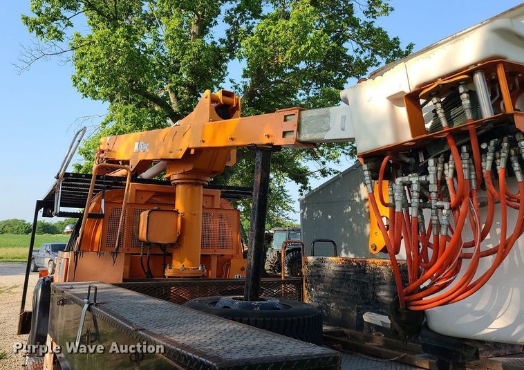 image for item MO9860 2006 GMC C5500  bucket truck