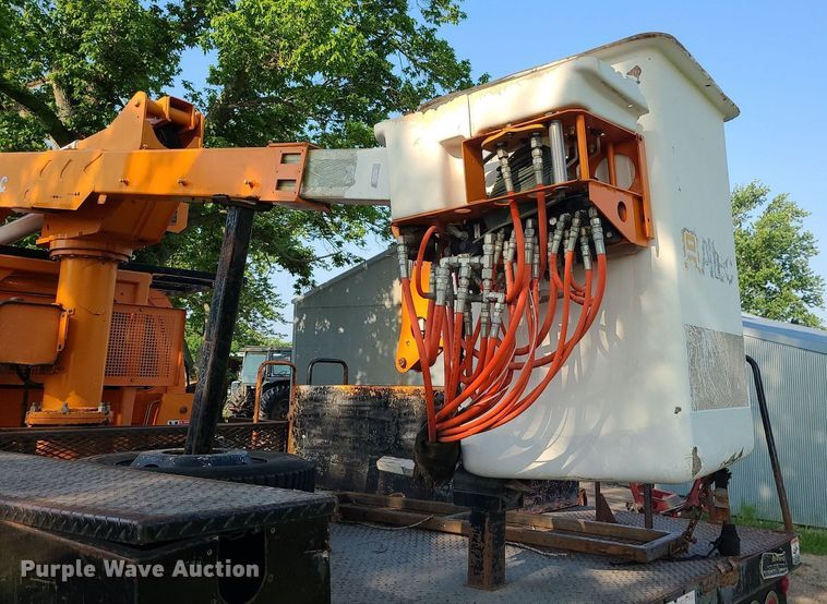 image for item MO9860 2006 GMC C5500  bucket truck