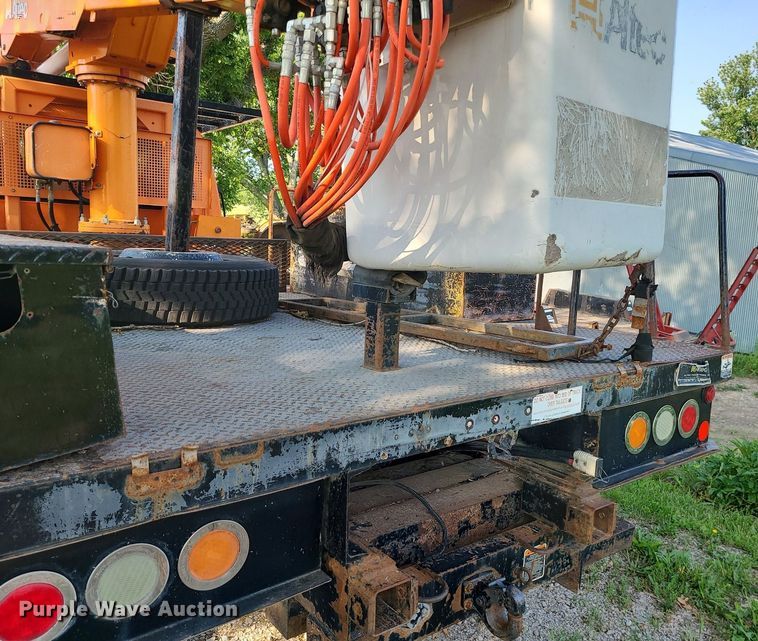 image for item MO9860 2006 GMC C5500  bucket truck