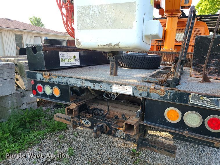 image for item MO9860 2006 GMC C5500  bucket truck