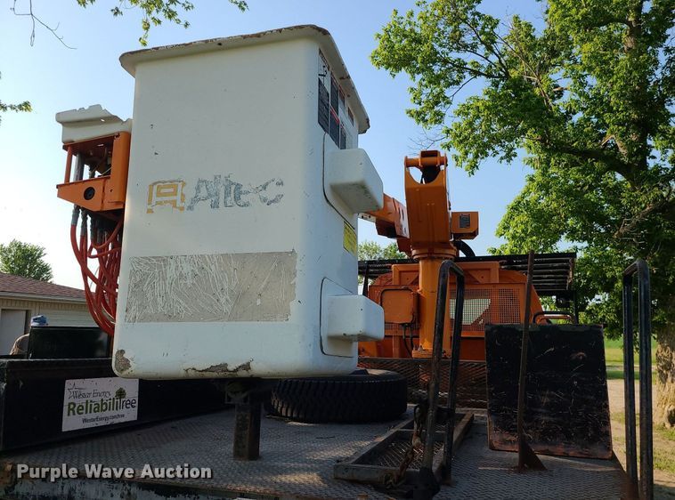 image for item MO9860 2006 GMC C5500  bucket truck