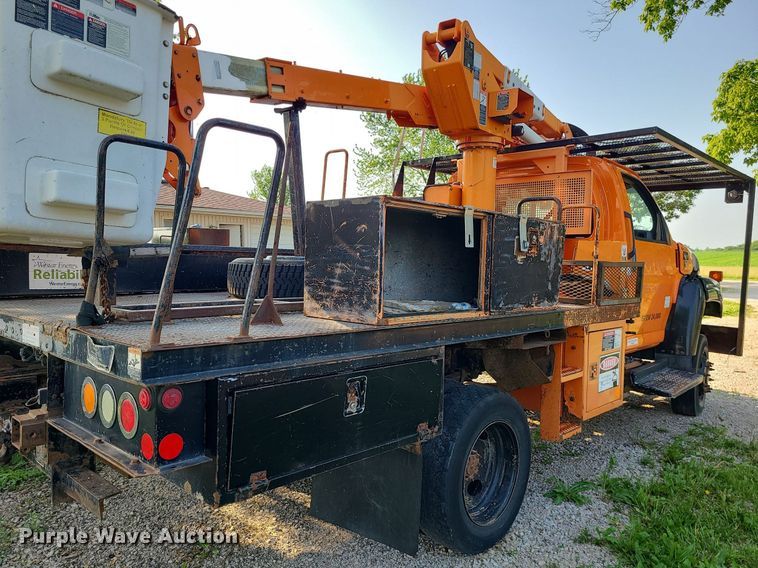 image for item MO9860 2006 GMC C5500  bucket truck