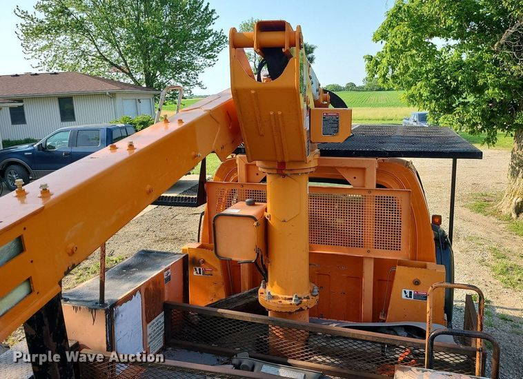image for item MO9860 2006 GMC C5500  bucket truck