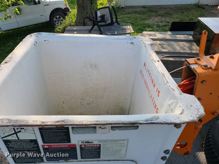 image for item MO9860 2006 GMC C5500  bucket truck