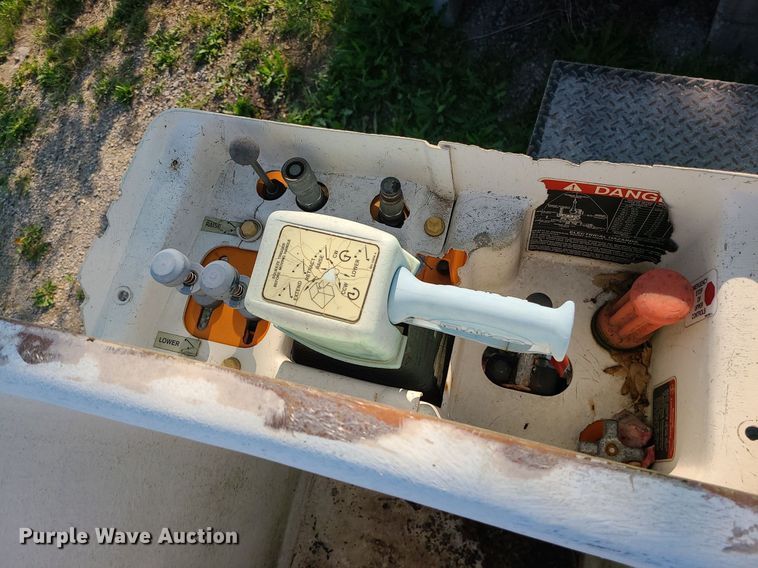 image for item MO9860 2006 GMC C5500  bucket truck