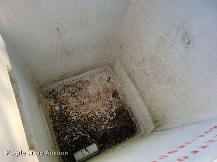 image for item MO9860 2006 GMC C5500  bucket truck