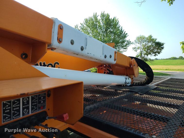 image for item MO9860 2006 GMC C5500  bucket truck