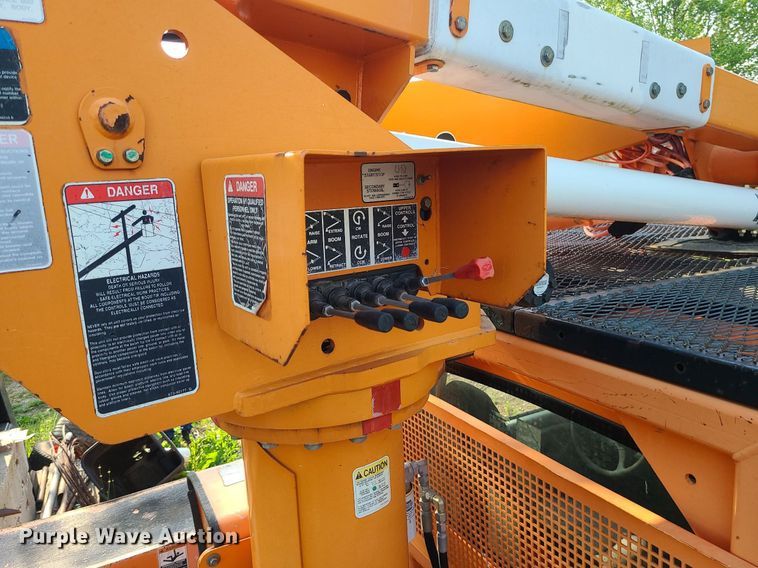 image for item MO9860 2006 GMC C5500  bucket truck