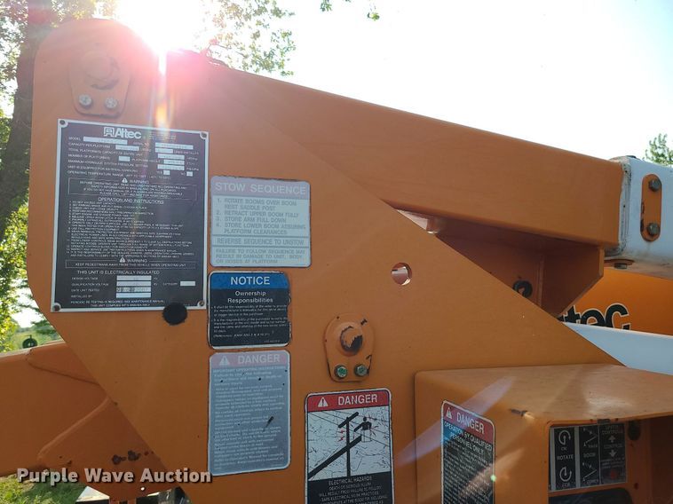 image for item MO9860 2006 GMC C5500  bucket truck