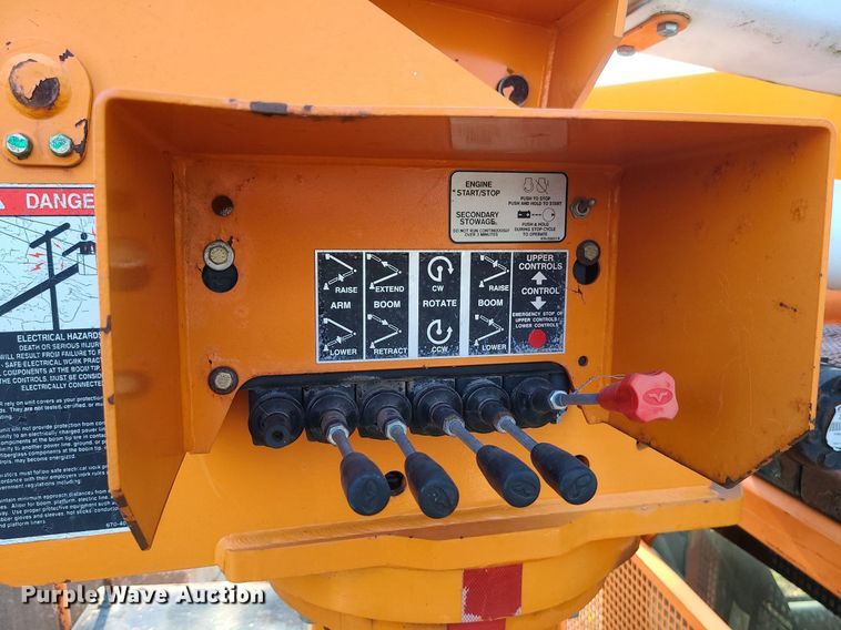 image for item MO9860 2006 GMC C5500  bucket truck