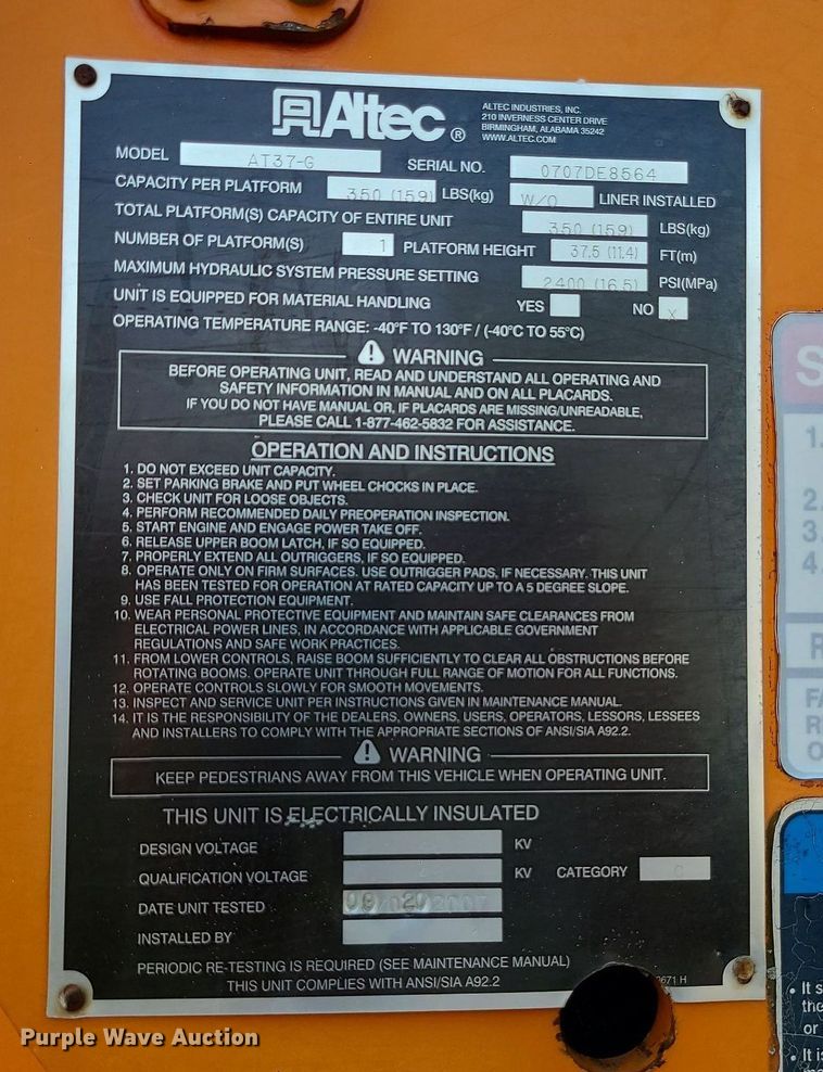 image for item MO9860 2006 GMC C5500  bucket truck