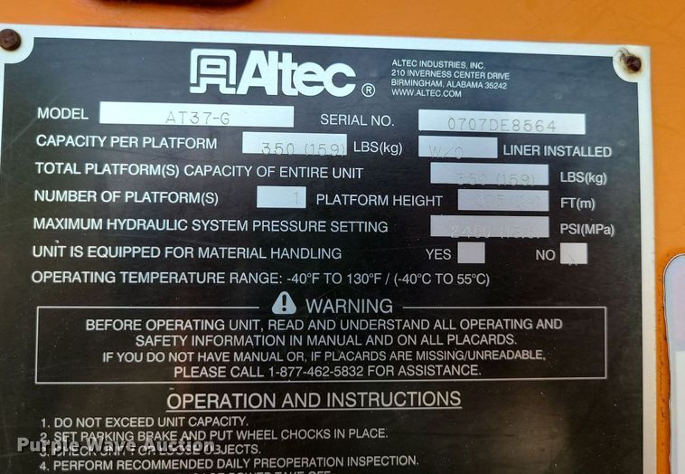 image for item MO9860 2006 GMC C5500  bucket truck