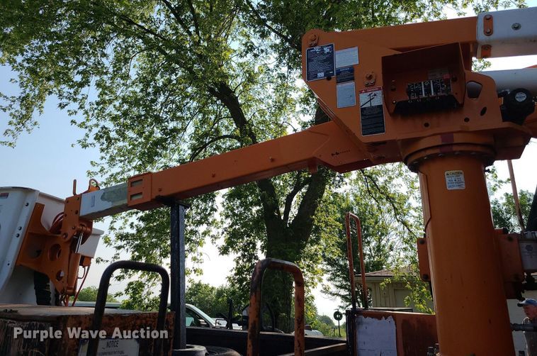 image for item MO9860 2006 GMC C5500  bucket truck