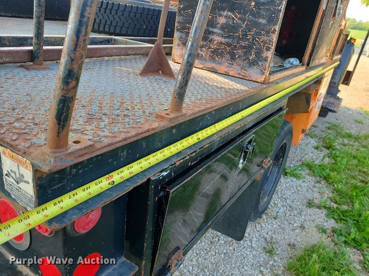 image for item MO9860 2006 GMC C5500  bucket truck