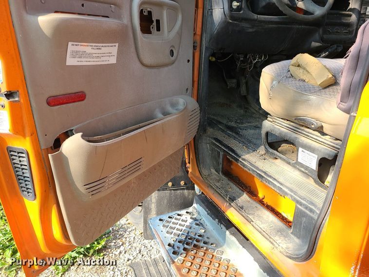 image for item MO9860 2006 GMC C5500  bucket truck