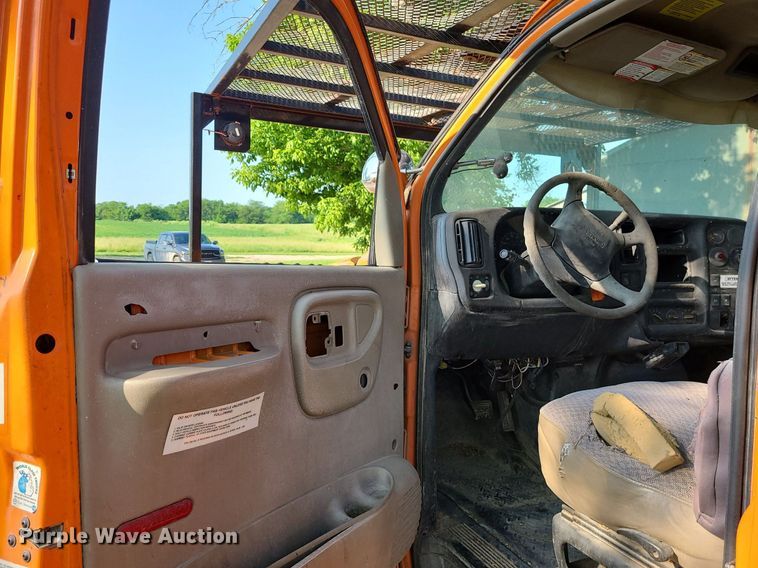 image for item MO9860 2006 GMC C5500  bucket truck