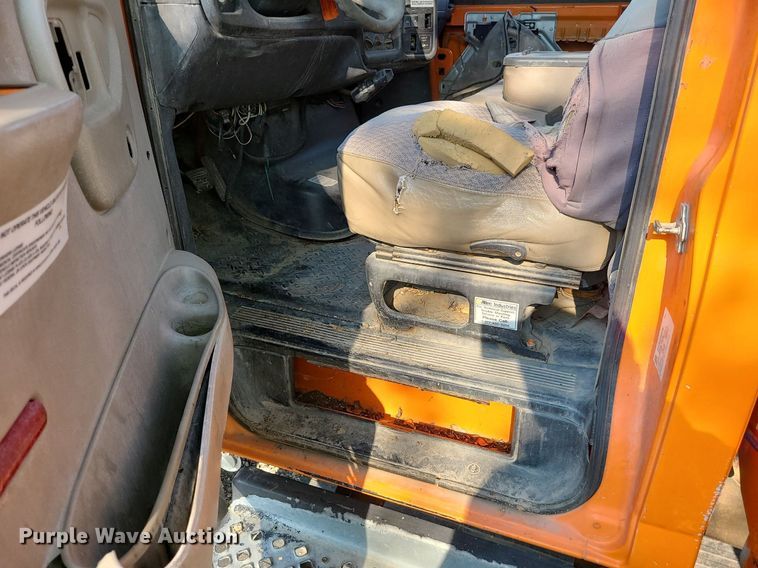 image for item MO9860 2006 GMC C5500  bucket truck