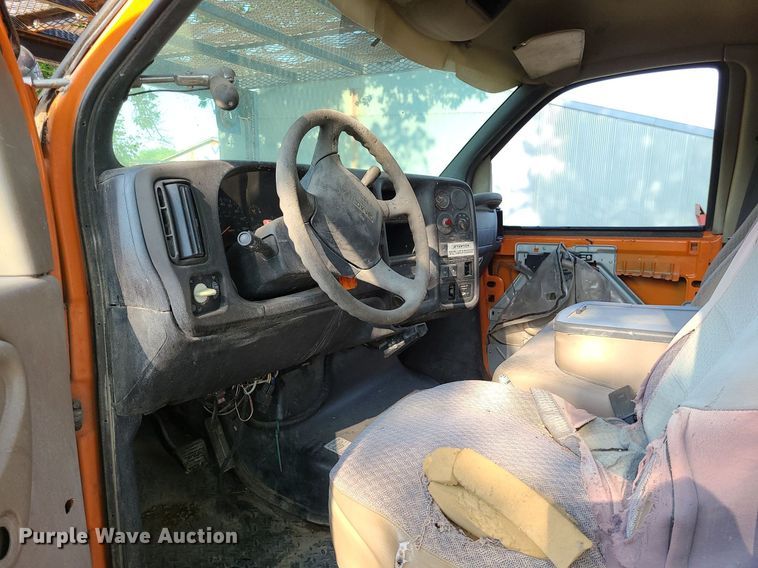 image for item MO9860 2006 GMC C5500  bucket truck