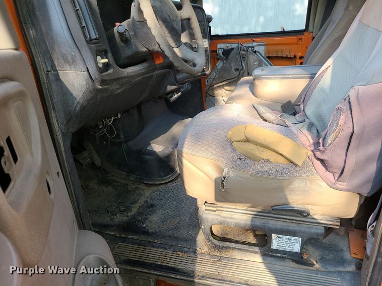 image for item MO9860 2006 GMC C5500  bucket truck