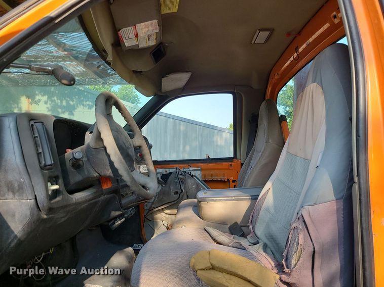 image for item MO9860 2006 GMC C5500  bucket truck