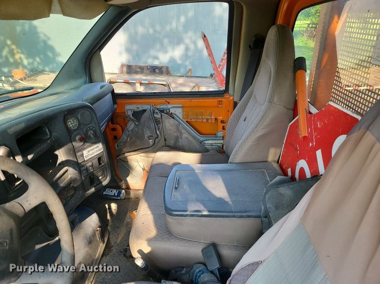 image for item MO9860 2006 GMC C5500  bucket truck