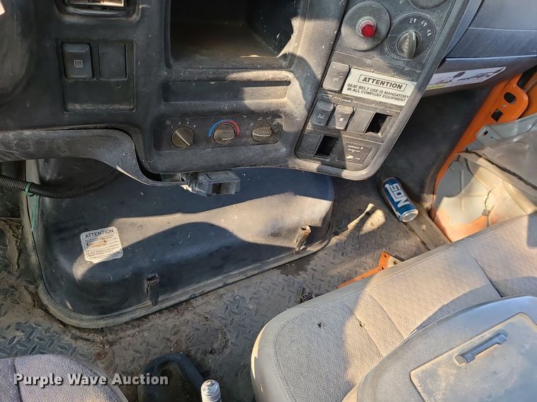 image for item MO9860 2006 GMC C5500  bucket truck