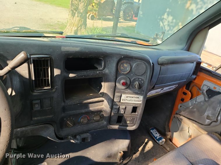 image for item MO9860 2006 GMC C5500  bucket truck