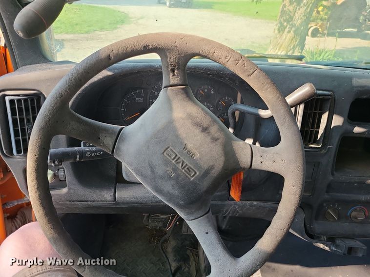 image for item MO9860 2006 GMC C5500  bucket truck