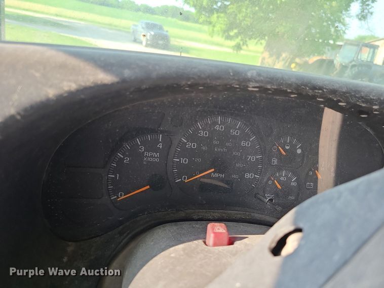 image for item MO9860 2006 GMC C5500  bucket truck